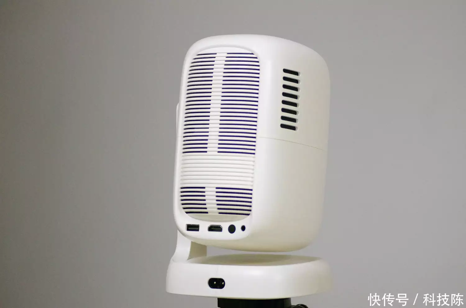 大眼橙C2 Air高亮版评测_iphone有线投影到电脑_投影仪亮度260CVIA