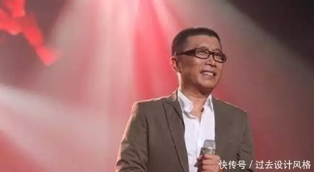 靠《两只蝴蝶》狂赚2000万的庞龙，为何突然被打入冷宫，了无音频？雷蛇黄一鸣牵手照，黄一鸣挺着大孕肚，挑选儿童教育用品！(图3)