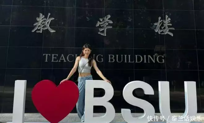 凤凰体育：吴艳妮晒大学照，“钻石肚脐”成亮点，网友：都没人愿意跟你合照播报文章 未分类 第8张