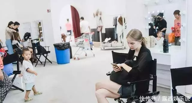 洋模特在中国捞金:时薪3000元,3个月赚套房,称没钱了就去中国!警界发生的事情有多有趣?网友:被老婆打了之后,警察却转正了 洋模特在中国捞金:时薪3000元,3个月赚套房,称没钱了就去中国!警界发生的事情有多有趣?网友:被老婆打了之后,警察却转正了