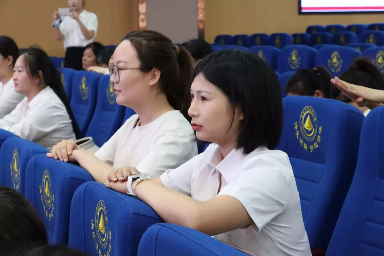 阳光接待礼仪培训_校园礼仪规范提升_小学学校管理案例分析