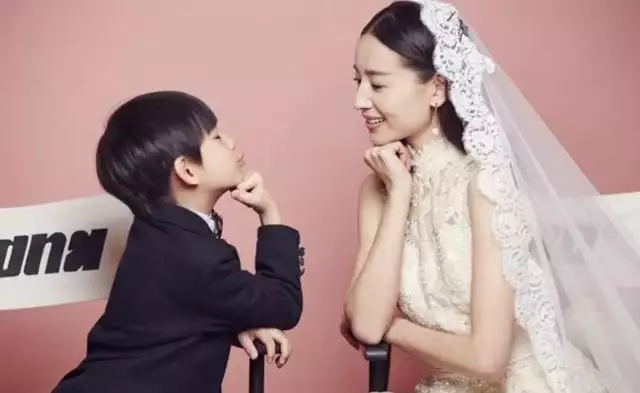 同样是和儿子拍婚纱照,韩星蔡琳被全网夸,董洁却被骂心理变态!羽绒服搭配阔腿裤过时了吗?看完10套穿搭对比图示范,你就有答案 同样是和儿子拍婚纱照,韩星蔡琳被全网夸,董洁却被骂心理变态!羽绒服搭配阔腿裤过时了吗?看完10套穿搭对比图示范,你就有答案