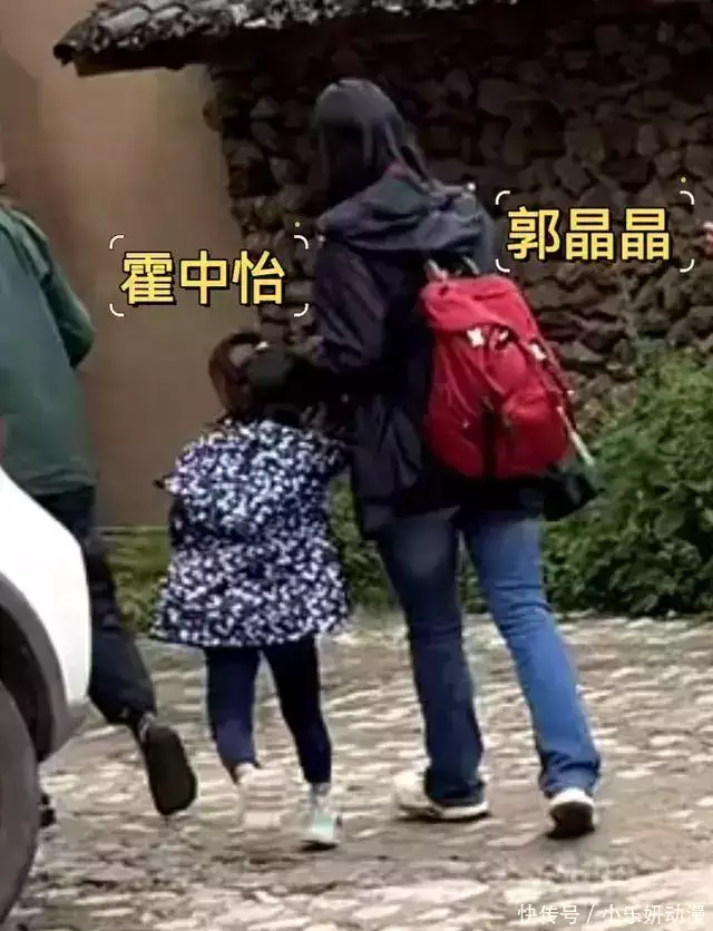 南宫体育：郭晶晶夫妻俩打卡羽毛球赛！亲身参与高兴地像个孩子，大合影C位出镜尽显地位播报文章 未分类 第10张