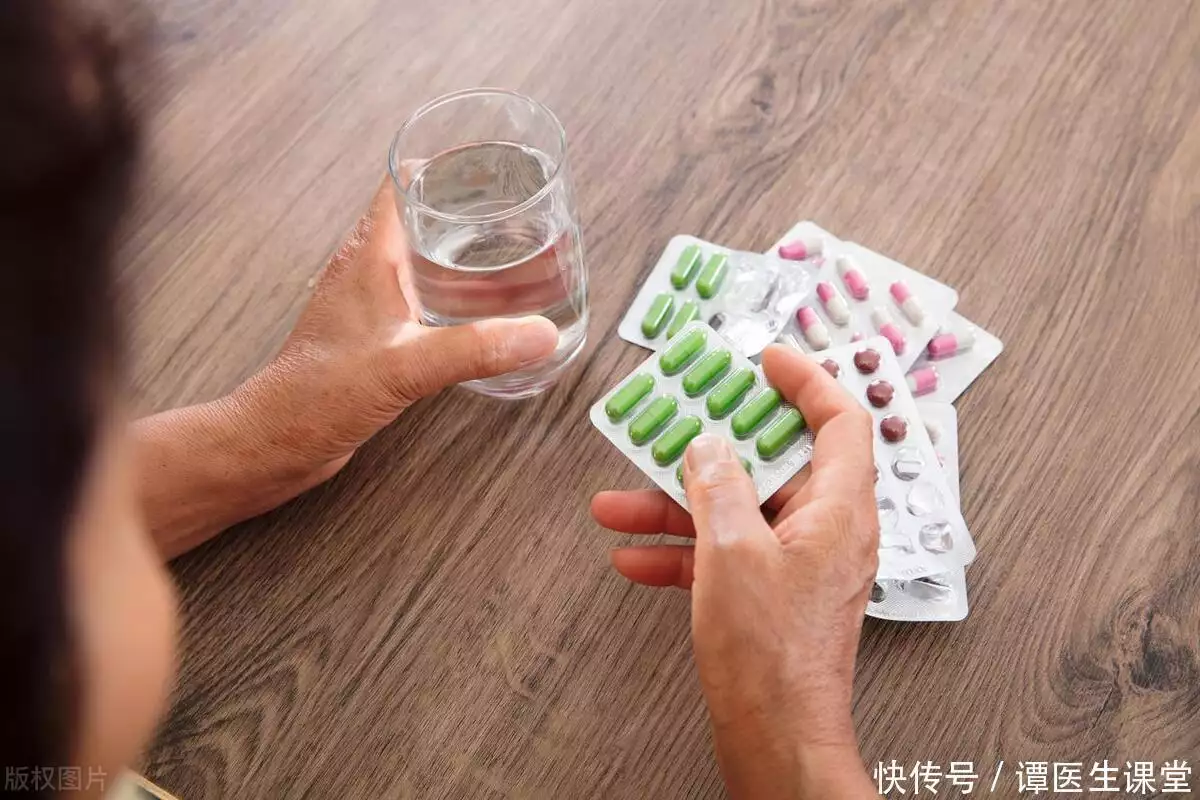 吃完饭再吃药，就等于白吃？全天中啥时候吃药才是最佳时间挤走刘嘉玲和林志玲，6年连生3胎稳坐正宫，她才是真正的有手段