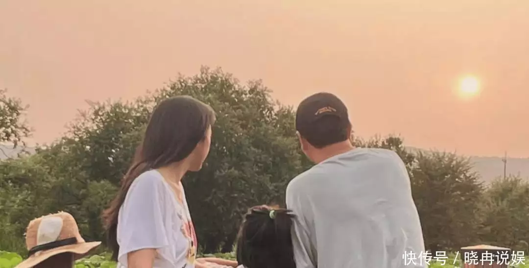 45岁汤唯晒照庆结婚十周年，一家三口西湖赏荷，7岁女儿罕见出镜毛主席曾3次参观故宫城墙，却绝不踏进宫内半步，背后有何内情？
