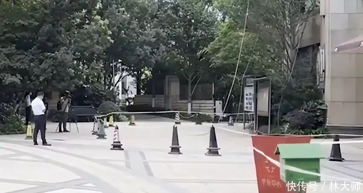 19岁大学生兼职送外卖被砖砸中身亡,业主和物业发声透露更多内情琼瑶前夫还活着,两人恩怨被扒老死不相往来,原来最爱的人不是他 19岁大学生兼职送外卖被砖砸中身亡,业主和物业发声透露更多内情琼瑶前夫还活着,两人恩怨被扒老死不相往来,原来最爱的人不是他