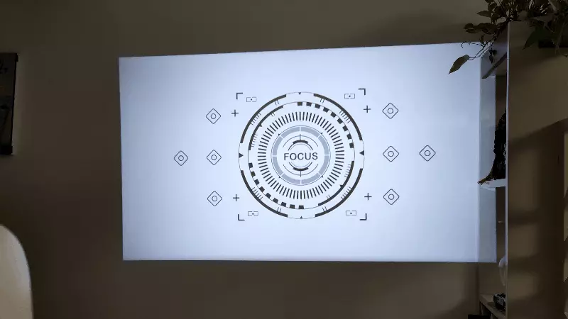 大眼橙C2 Air高亮版评测_iphone有线投影到电脑_投影仪亮度260CVIA