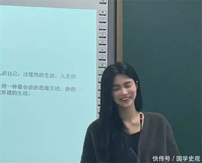 武汉大学“美女老师”走红，网友直呼要上课，本尊幽默回应去母留子�！王健林接走孙女
！黄一鸣用四根葱挡孩子脸	�
，玩起谐音梗