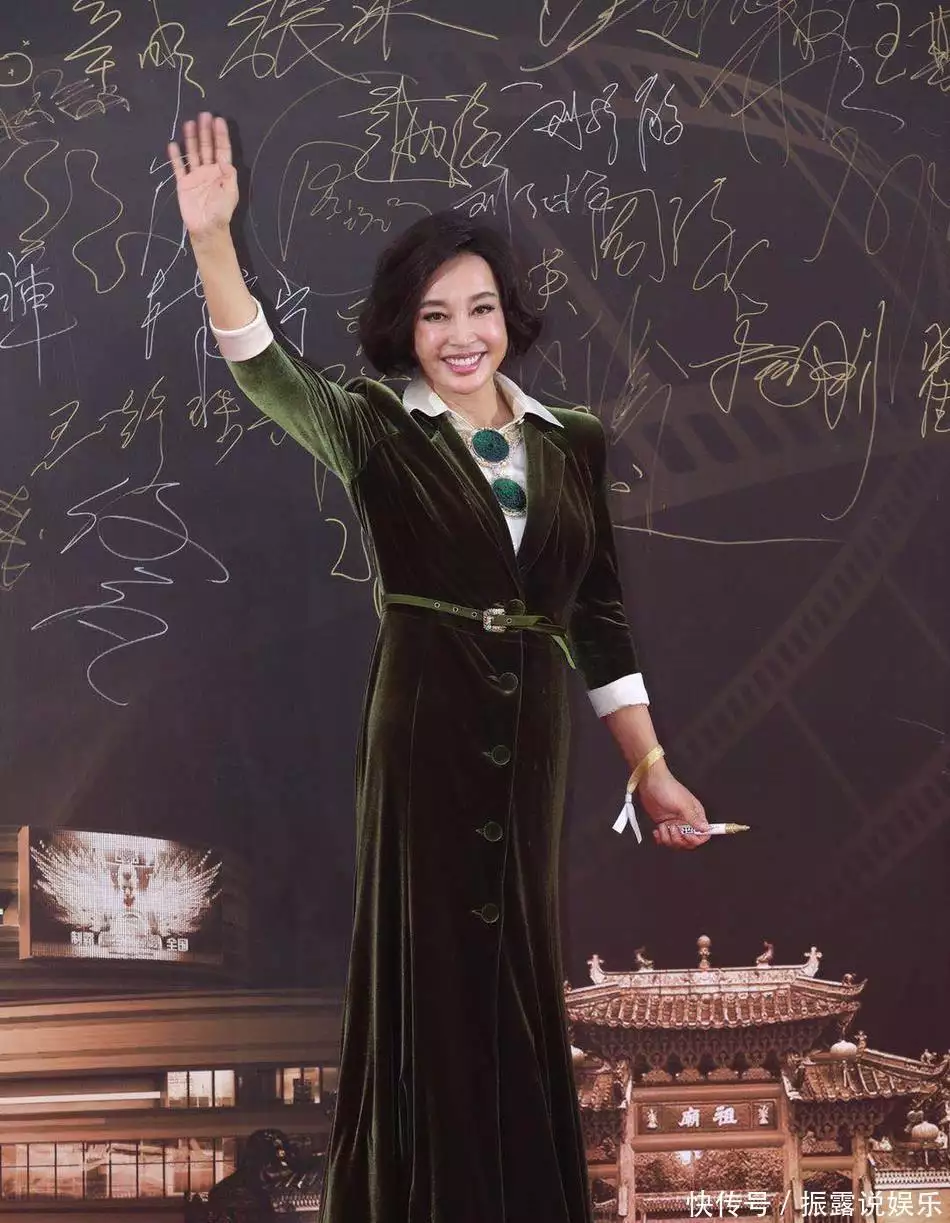 劉曉慶現(xiàn)身百花獎：64歲身材妖嬈，網(wǎng)友：難怪敢演18歲嬌憨少女播報文章