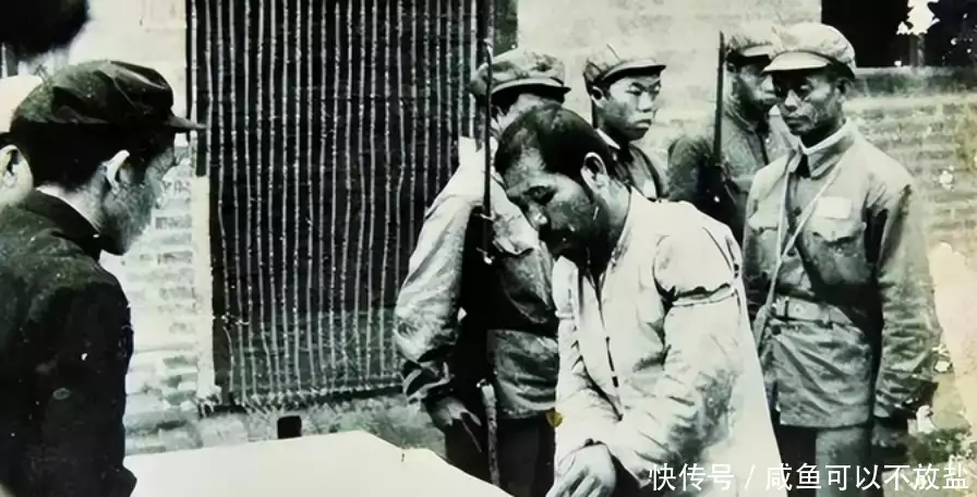 1930年，6名红军执法老队员在一面馆被害，20年后才知嫌疑犯是造假者小宝宝半夜醒来“爸爸你压着爸爸干什么”随后爸爸的回答，令人难忘(图4)