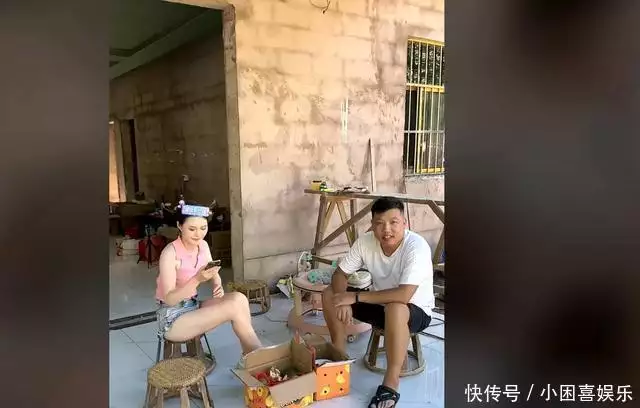 小陈直播中，品牌方长腿美女献歌一首，唱完直接少一万人全天下的男友是不是都送这几种花束？  第2张