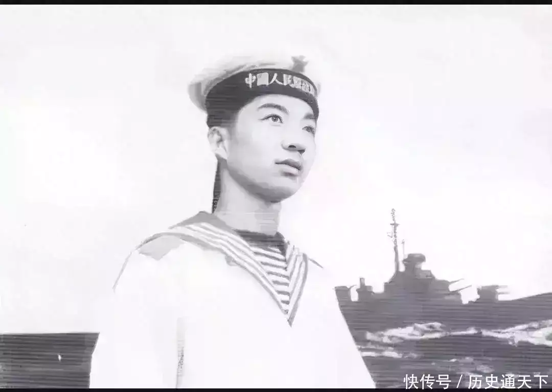 1971年，“局座”张召忠，一张罕见的留影，既有颜值又有才华_【快资讯】