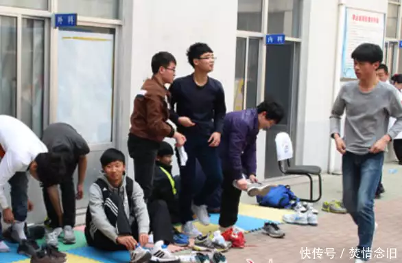 高考体检要“脱光衣服”?体检医生忍不住笑了,高三学生你想多了1849年,驻港英军欺负妇女,海盗王提起红缨枪,几枪戳死俩人 高考体检要“脱光衣服”?体检医生忍不住笑了,高三学生你想多了1849年,驻港英军欺负妇女,海盗王提起红缨枪,几枪戳死俩人