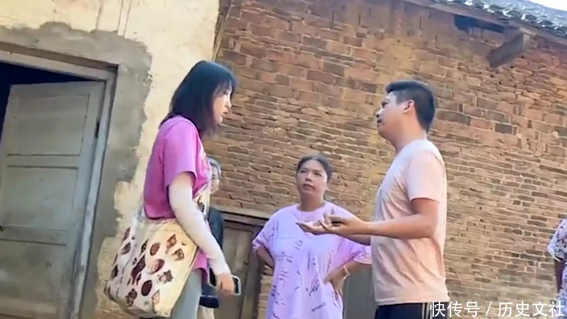 为了瞒着丈夫,女人把56万存到亲弟卡里,急需用钱时亲弟却说不还 为了瞒着丈夫,女人把56万存到亲弟卡里,急需用钱时亲弟却说不还