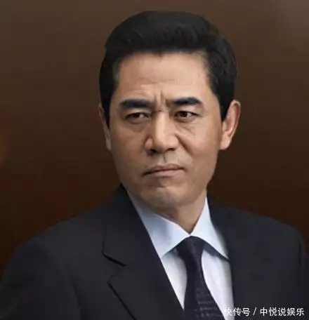 69岁陈宝国现身上海参加白玉兰论坛，走路看不见脖子，疑似中风