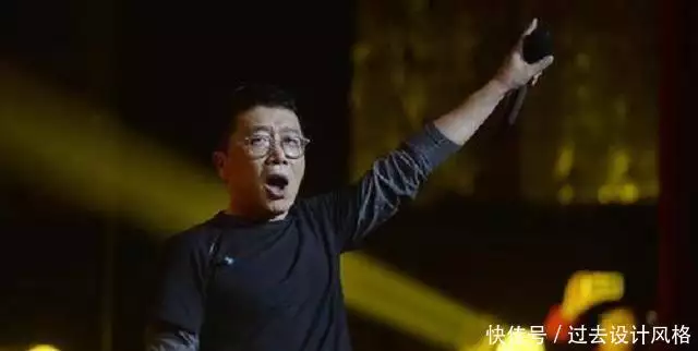 靠《两只蝴蝶》狂赚2000万的庞龙，为何突然被打入冷宫，了无音频？雷蛇黄一鸣牵手照，黄一鸣挺着大孕肚，挑选儿童教育用品！(图5)
