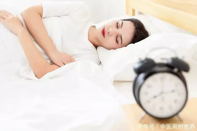 医生建议:保持规律作息,尽量在23点前入睡,保证7-8小时睡眠。睡前避免