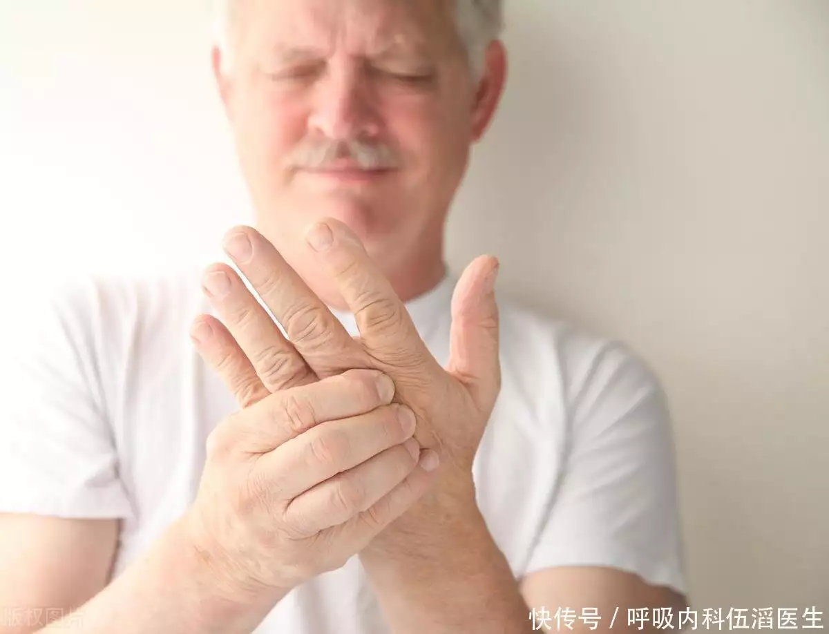 年纪大了经常手抖，是为什么？医生：或是疾病来临，不要忽略