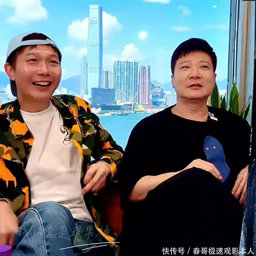 香港娱乐圈钱小豪兄弟合体直播引回忆杀，两人面相变化引网友关注2019年内蒙古“黑老大”易连峰调戏神秘美女，不料踢到铁板遭覆灭