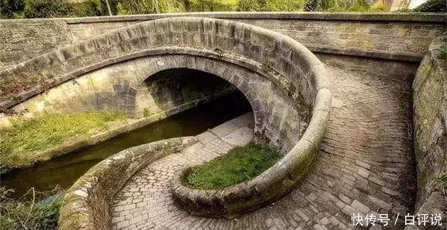 梦境中的蛇桥，探索恐惧与转变的深层含义