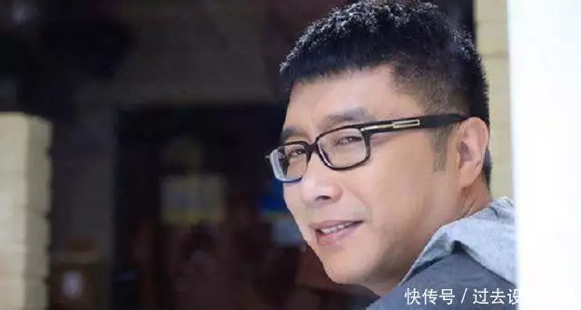 靠《两只蝴蝶》狂赚2000万的庞龙，为何突然被打入冷宫，了无音频？雷蛇黄一鸣牵手照，黄一鸣挺着大孕肚，挑选儿童教育用品！(图6)