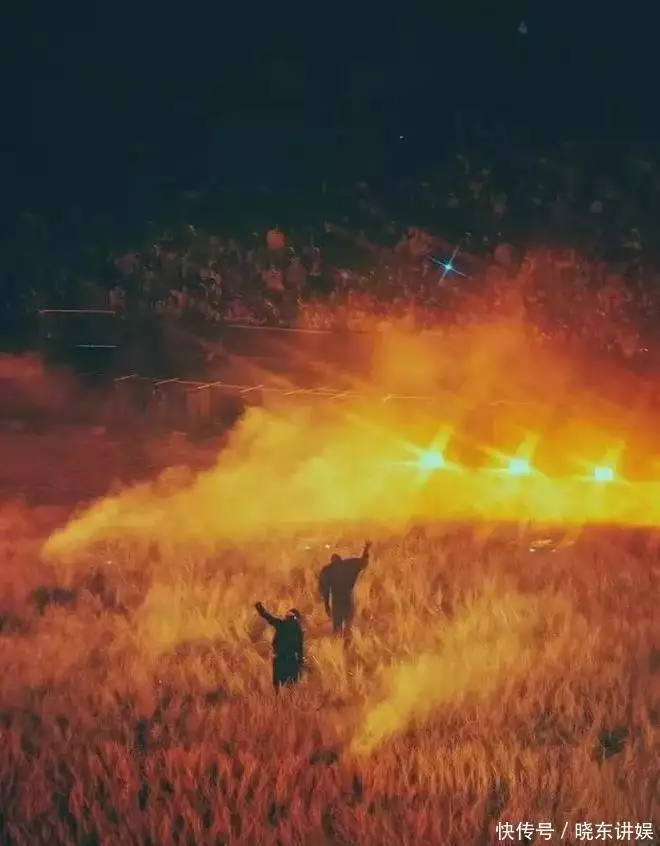 侃爷带4娃来中国，老婆多套性感穿着，网友：收敛了但没完全收！北纬30°科幻电影周专访特效大师约翰·休斯：AI为艺术家提供新创作工具 但会减少工作岗位