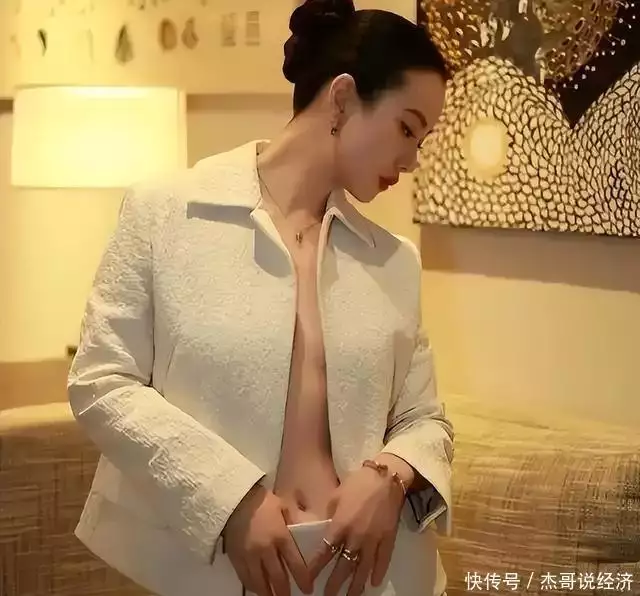 李梦真空上阵,几乎全裸,这跟不穿有啥区别?网友:胆子真大!迪士尼公主起床时的样子,爱丽儿一脸颓废,仙蒂公主随时能睡过去 李梦真空上阵,几乎全裸,这跟不穿有啥区别?网友:胆子真大!迪士尼公主起床时的样子,爱丽儿一脸颓废,仙蒂公主随时能睡过去
