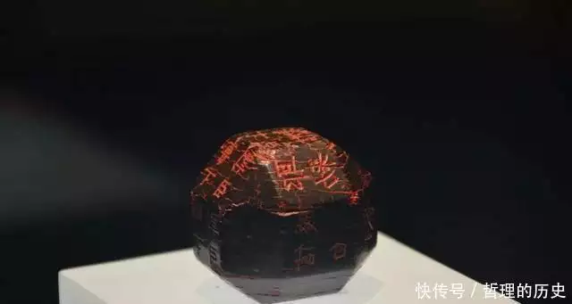 被工作人员闲置在一旁的这块印章,真名叫做独孤信印。他的主人独孤信,