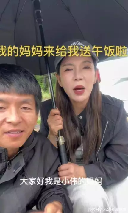 26岁小伙子登山从海南走到甘肃老家：出发前负债2万，每天现场直播赚2000当年他用1400张照片，烧掉刘嘉玲、谢霆锋和谢霆锋，现在怎么样了(图3)