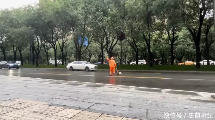 环卫工上班遭车祸身亡，10万赔偿金被扣走7万，公司：别太较真