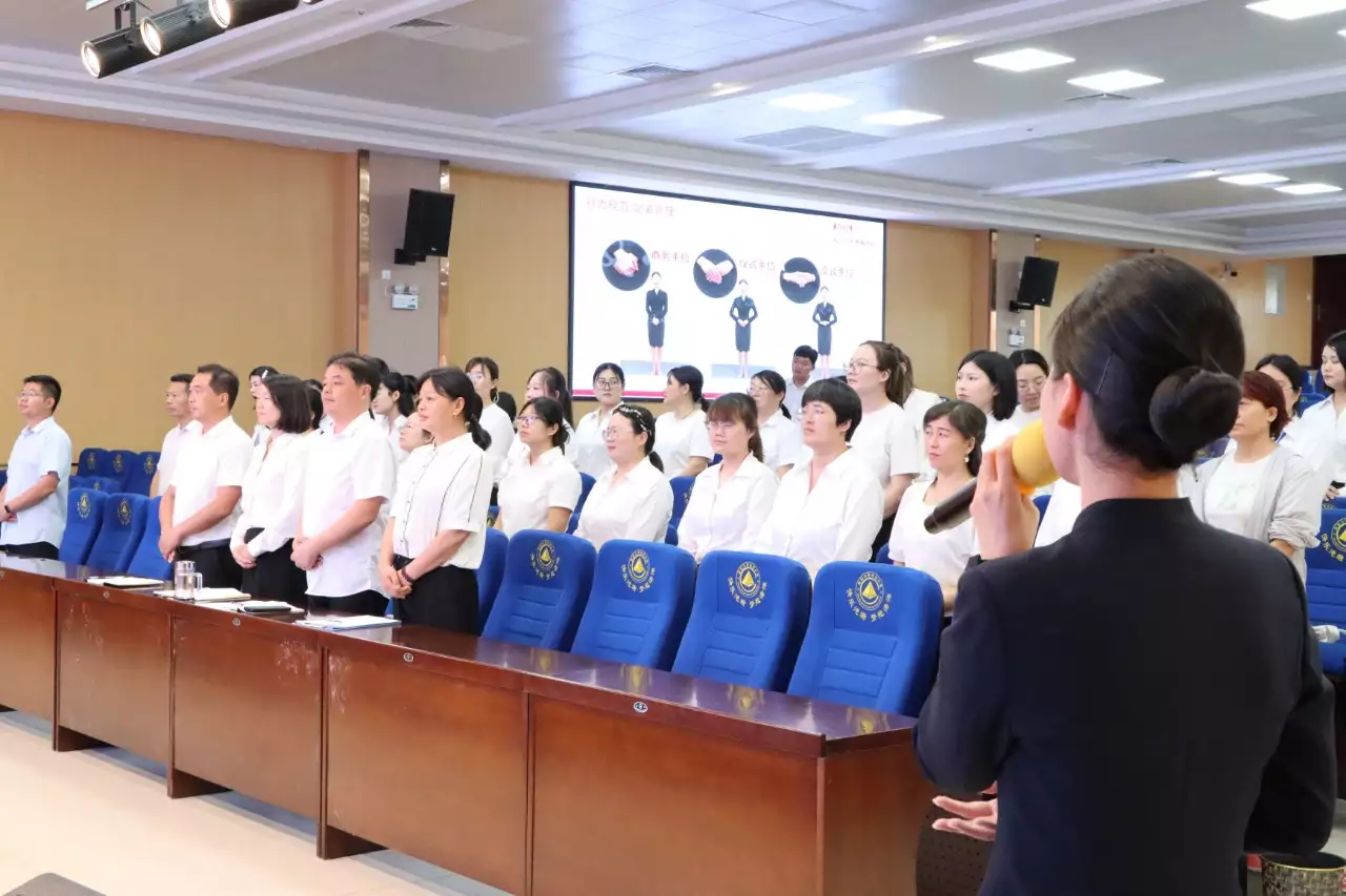阳光接待礼仪培训_校园礼仪规范提升_小学学校管理案例分析