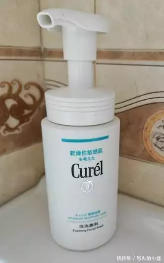 干皮氨基酸洗面奶_温和保湿修护洁面推荐_敏感肌修护面霜