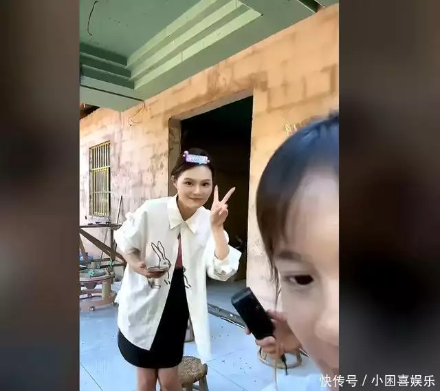 小陈直播中，品牌方长腿美女献歌一首，唱完直接少一万人全天下的男友是不是都送这几种花束？  第6张