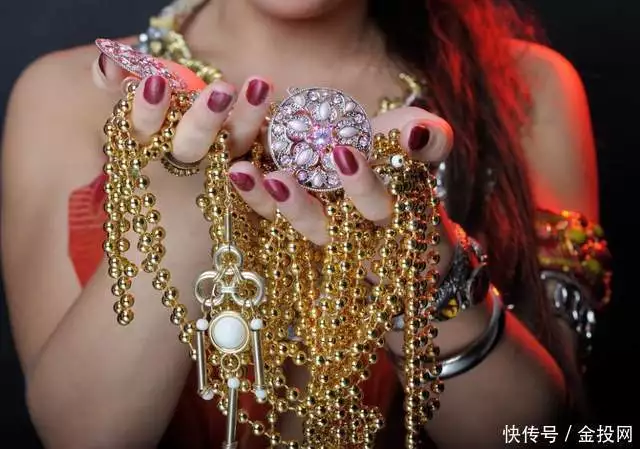 还涨？2024年10月23日各大金店黄金价格多少钱一克？演活一个麦妈妈就够了，何赛飞却演活了 4个角色，每个都登峰造极