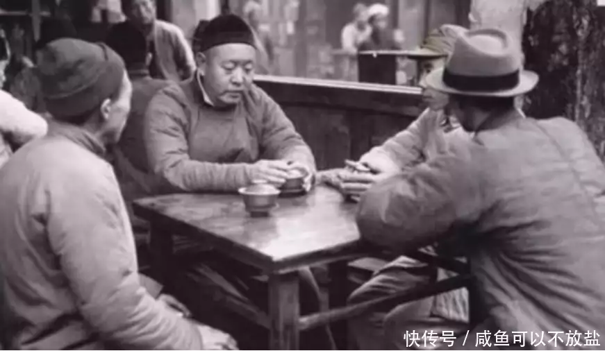 1930年，6名红军执法老队员在一面馆被害，20年后才知嫌疑犯是造假者小宝宝半夜醒来“爸爸你压着爸爸干什么”随后爸爸的回答，令人难忘(图7)