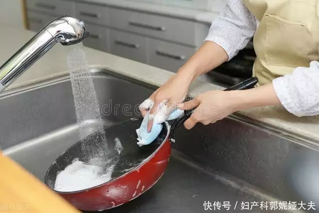 万万没想到（洗洁精对人身体有没有害）洗洁精对人体危害有多大，洗洁精是害人精，伤手伤胃还致癌？一个实验告诉你真的答案云南栖息着红鬣羚，爱吃菌子，常出没于险峻山峰，撞见人容易受惊，保洁用品，