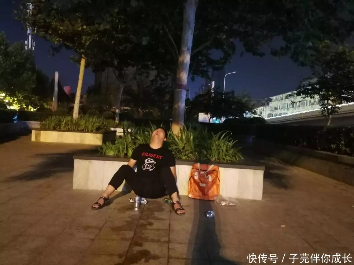 男子嫌上夜班分心想辞职，妻子晒2个孩子帐单：不赚钱拿什么养娃小宝宝夜里醒来“爸爸你压着爸爸干什么”随后爸爸的回答，令人难忘(图7)