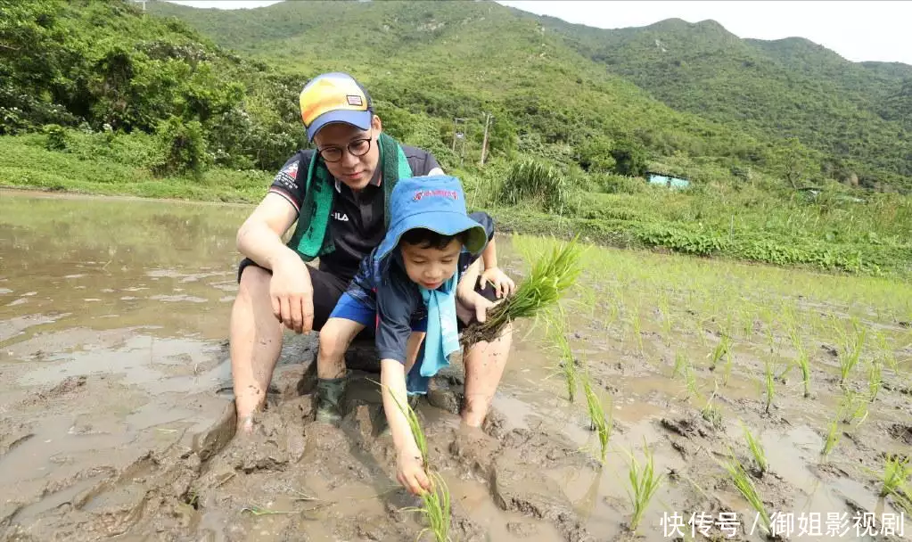 九游体育：郭晶晶全家云南避暑，霍启刚大肚腩发福明显，朱玲玲罕见陪同播报文章 九游博彩资讯 第20张