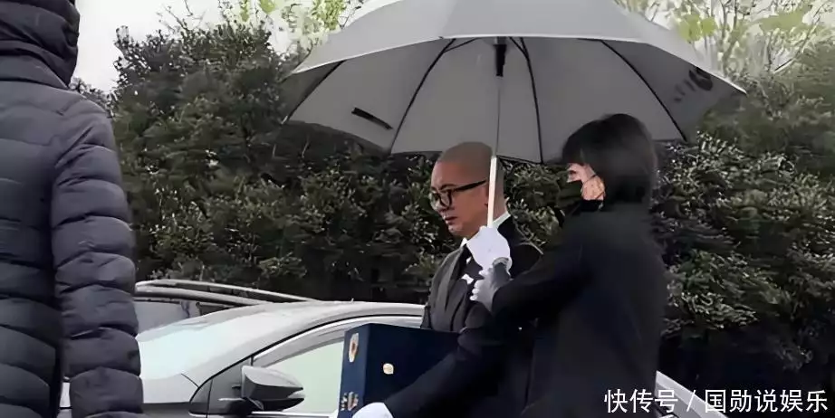 大s终于下葬，具俊晔憔悴抱着骨灰盒，小玥儿和弟弟冒雨送别妈妈