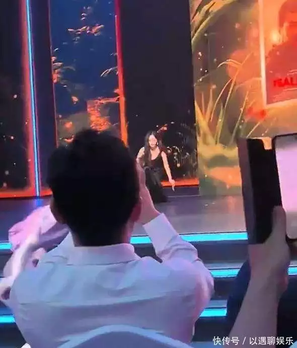 杨幂踩裙差点摔倒，立即调整状态起身，淡定完成后续流程  老街华纳万宝路公司微信15906916821