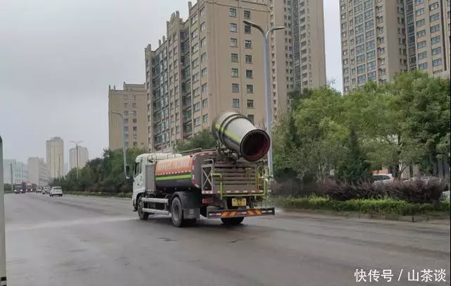 环卫所：阴雨送凉意，环卫“净”全力
