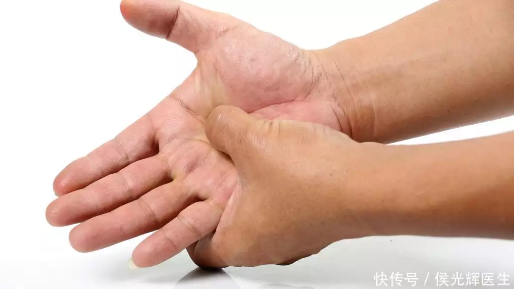 年纪大了经常手抖，是为什么？医生：或是这几种疾病来临，别忽略