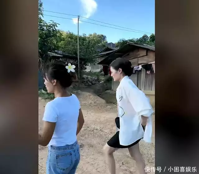 小陈直播中，品牌方长腿美女献歌一首，唱完直接少一万人全天下的男友是不是都送这几种花束？  第7张