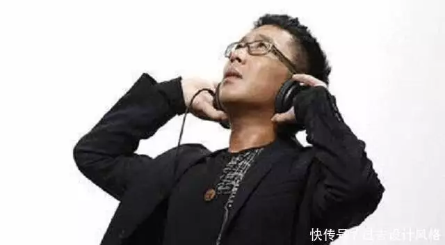 靠《两只蝴蝶》狂赚2000万的庞龙，为何突然被打入冷宫，了无音频？雷蛇黄一鸣牵手照，黄一鸣挺着大孕肚，挑选儿童教育用品！(图2)