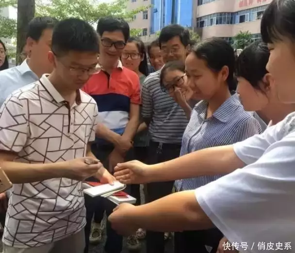湖北男孩肖雨,高考666分拒绝武大录取,复读一年后考了多少分?著名乐评人爆料:娱乐圈大佬要毁掉刀郎演唱会,愿付双倍违约金 湖北男孩肖雨,高考666分拒绝武大录取,复读一年后考了多少分?著名乐评人爆料:娱乐圈大佬要毁掉刀郎演唱会,愿付双倍违约金