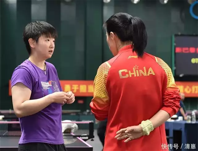 孙颖莎赚大了!周继红邀请三代大魔王丘壳,助力小魔王加冕法网31岁在央视春晚一举成名,观众都以为他退隐了,其实已经去世10年了(图5) 孙颖莎赚大了!周继红邀请三代大魔王丘壳,助力小魔王加冕法网31岁在央视春晚一举成名,观众都以为他退隐了,其实已经去世10年了(图5)