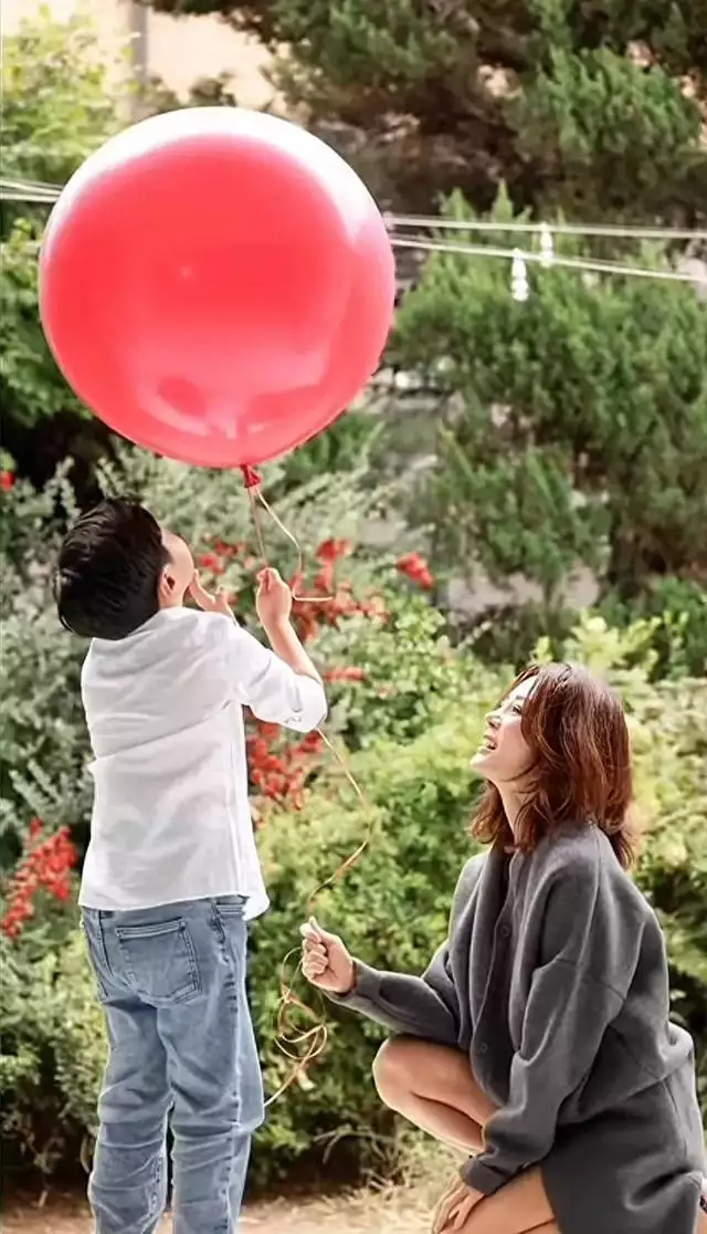 同样是和儿子拍婚纱照,韩星蔡琳被全网夸,董洁却被骂心理变态!羽绒服搭配阔腿裤过时了吗?看完10套穿搭对比图示范,你就有答案 同样是和儿子拍婚纱照,韩星蔡琳被全网夸,董洁却被骂心理变态!羽绒服搭配阔腿裤过时了吗?看完10套穿搭对比图示范,你就有答案