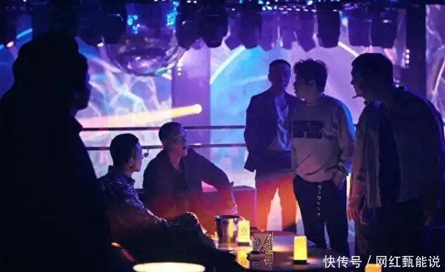夜店又爆百人大乱斗？从小爱“咬指甲”的孩子，医生坦言：长大后，逃不过2种结局