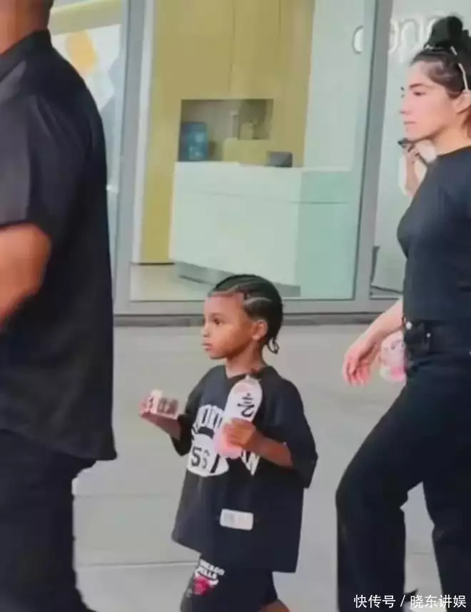 侃爷带4娃来中国，老婆多套性感穿着，网友：收敛了但没完全收！北纬30°科幻电影周专访特效大师约翰·休斯：AI为艺术家提供新创作工具 但会减少工作岗位