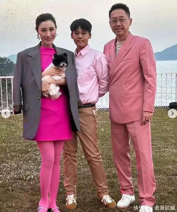 许晋亨的儿子变样了,13岁的他又黑又壮,不像妈妈李嘉欣59年毛泽东接待外宾,吩咐秘书为客人准备饭菜:别管什么清规戒律 许晋亨的儿子变样了,13岁的他又黑又壮,不像妈妈李嘉欣59年毛泽东接待外宾,吩咐秘书为客人准备饭菜:别管什么清规戒律